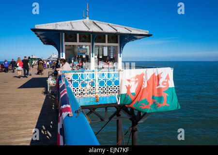 Eine walisische Flagge außerhalb einen Kiosk auf Llandudno Pier, Nordwales angezeigt. Stockfoto