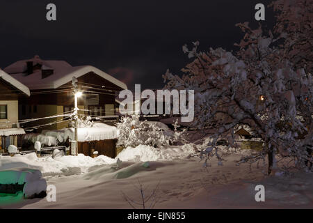 Twilight in die kleine Bergstadt, die von Schnee gefüllt. Bansko, Bulgarien. Stockfoto