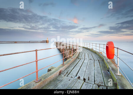 Die alte hölzerne Pier und Leuchtturm am Hafen von Blyth, Northumberland, in der Dämmerung an einem schönen Abend noch. Stockfoto