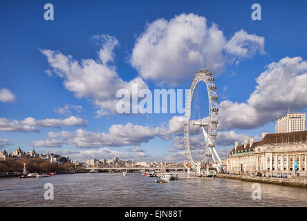 Blick auf die Themse flussabwärts von der Westminster Bridge zur Millenium Bridge, London Eye und County Hall. Stockfoto