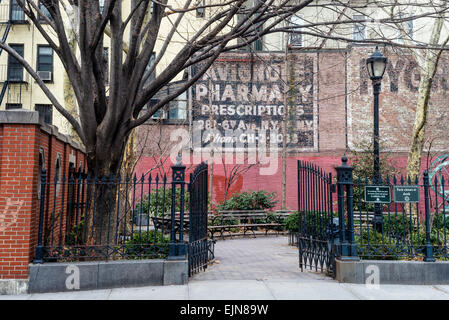 New York, NY - 28. März 2015 - Billboard für Avignone Apotheke über Winston Churchill Square. Stockfoto