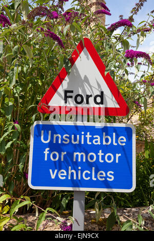 Ein Ford am Straßenrand Zeichen in einem Dorf in den Cotswolds, England, UK Stockfoto