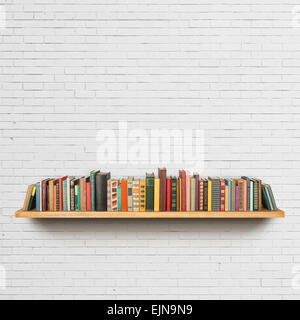 Alte Bücher im Regal Stockfoto