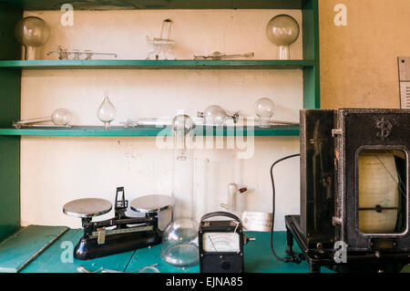 Ein altes Labor mit Mess-Skalen, Ausrüstung, Glasgefäße und Ventile Stockfoto