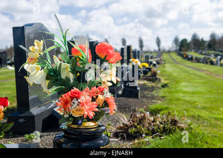 Blumen auf ein Grab Stockfoto