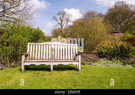 Gartenbank in einem formalen Garten Stockfoto