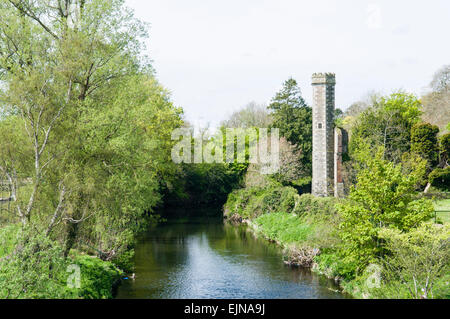 Sechs Kilometer Wasser wie es passiert die italienischen Turm, Antrim Schlosspark, Nordirland. Stockfoto