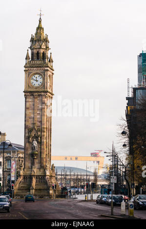 Das Albert Memorial Clock, Belfast, die eine spürbare Neigung hat. Stockfoto