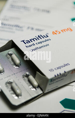 Blisterpackung von Tamiflu (Osteltamivir) Kapseln, 45mg, im Kasten oben auf Boxen von Tamiflu 75 mg Stockfoto