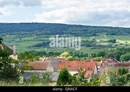 Mit Blick auf die Terrakotta-geflieste Dächer der Remigny, Frankreich, um die Weinberge rund um die Moulin de Santenay. Stockfoto