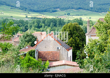 Blick über die Terrakotta-geflieste Dächer der Remigny, Frankreich, von der Canal du Centre. Stockfoto