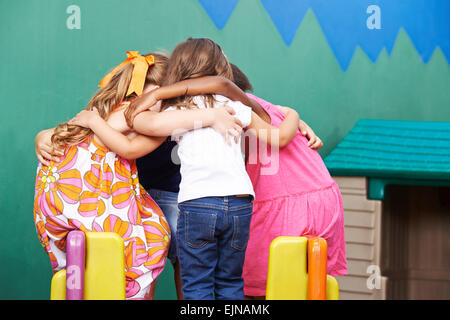 Kinder im Kindergarten in Huddle, einen Rat des Krieges zu halten Stockfoto