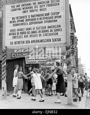 Berlin eine Stadt unterteilt. Kinder party im Sektor Grenze Berlin 15. August 1953. Dieses Bild stammt aus dem östlichen Teil der Friedrichstraße. Es zeigt Kinder spielen in der Nähe der Sektor-Grenze-Zeichen. Nur wenige Monate zuvor im Juni während der WorkersÕ Aufstand in der DDR standen amerikanische und sowjetische Panzer einander gegenüber in der Friedrich-Straße, erstellen eine glaubwürdige Androhung von Gewalt an der Verbündeten Sektor Linie, Checkpoint Charlie. Von diesem Zeitpunkt an symbolisiert Grenzübergang Checkpoint Charlie die Kollision der beiden Systeme der Welt der Demokratie und Kommunismus. F Stockfoto