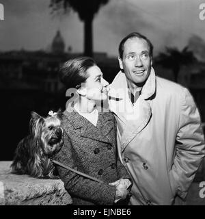 Schauspielerin Audrey Hepburn abgebildet mit Ehemann US-amerikanischer Schauspieler Mel Ferrer und ihren Hund in Rom, Italien. 8. Januar 1960. Stockfoto