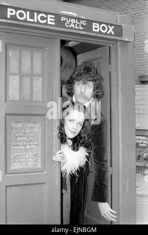 Mary Tamm ist an "Dr. Who" in seinen Abenteuern, wenn der lang laufenden Serie auf BBC-1 im September kehrt zurück. Sie spielt "Romana", eine Zeit-Dame, die den Arzt (Tom Baker) bei seiner Suche nach dem Schlüssel zur Zeit unterstützt. Unser Bild zeigt: Mary Tamm und Schauspieler Tom Baker mit der "Tardis". April 1978 78-2095-003 Stockfoto