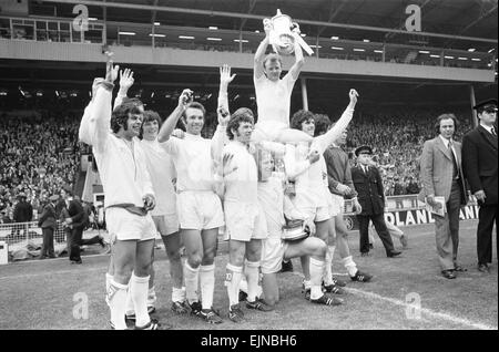 Billy Bremner Leeds United Kapitän von seinem Team gehoben ist paart sich mit dem FA-Cup nach ihrer eine Null Sieg gegen Arsenal im FA-Cup-Finale. 6. Mai 1972 *** lokalen Caption *** Planman - 07.05.2010 Stockfoto