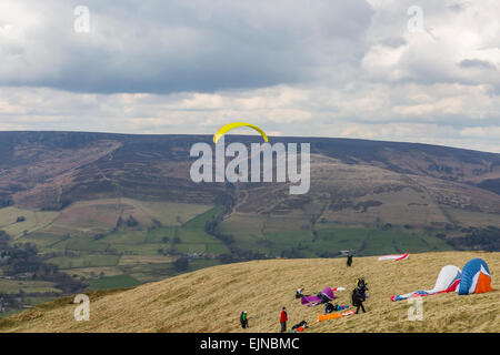 Gleitschirme oben und an den Hängen des Mam Tor im Peak District Stockfoto