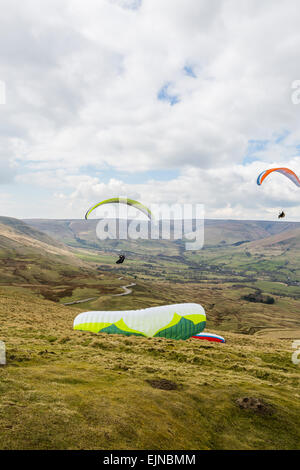 Gleitschirme oben und an den Hängen des Mam Tor im Peak District Stockfoto