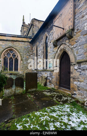 Sonnenuhr am Eyam Kirche. Eyam war der Ort des Ausbruchs der Pest 1665 Stockfoto