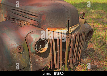 Auto-Friedhof in Florida. Mehrere alte, nicht mehr existierenden und rostige Autos haben ordentlich beiseite gesetzt worden, mit Ehre zu verfallen. Stockfoto