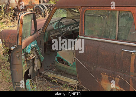 Auto-Friedhof in Florida. Mehrere alte, nicht mehr existierenden und rostige Autos haben ordentlich beiseite gesetzt worden, mit Ehre zu verfallen. Stockfoto