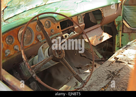 Auto-Friedhof in Florida. Mehrere alte, nicht mehr existierenden und rostige Autos haben ordentlich beiseite gesetzt worden, mit Ehre zu verfallen. Stockfoto