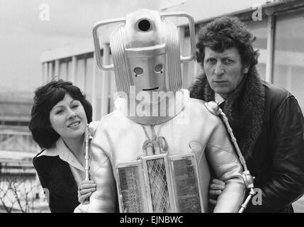 Fototermin der neuen Doctor Who, Schauspieler Tom Baker - 4. Arzt - im Bild mit Assistentin Sarah Jane Smith gespielt von der Schauspielerin Elisabeth Sladen einzuführen. 15. Februar 1974. Stockfoto