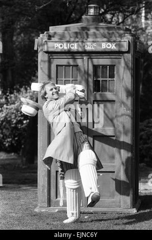 Schauspieler Peter Davison gesehen hier während seiner ersten Pressekonferenz als der 5. Doctor Who in Hammersmith Park an der Rückseite des BBC Television Centre in Westlondon. Der neue Arzt ist ein völlig anderes Bild von seinen Vorgängern. Der neue Look Doctor Who ist ein Cricket-Fan und wird entsprechend gekleidet. Sein Wissen und seine Liebe Cricket hilft ihm manchmal aus engen Kurven. 15. April 1981 Stockfoto