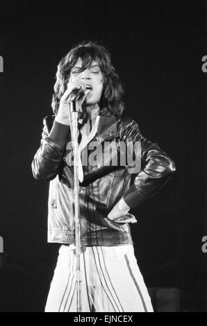 Die Rolling Stones Konzert in Hemisfair Plaza Arena & Convention Center, San Antonio, Texas. Mick Jagger auf der Bühne. 4. Juni 1975. Stockfoto