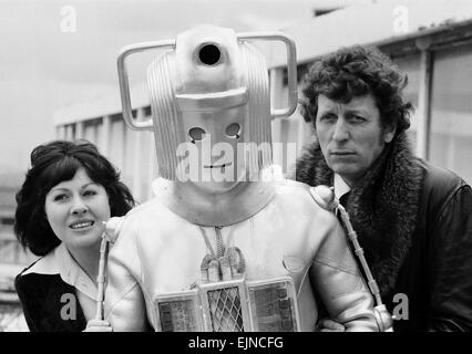 Fototermin, neuen Arzt, Schauspieler Tom Baker - 4. Arzt - im Bild mit Assistentin Sarah Jane Smith gespielt von der Schauspielerin Elisabeth Sladen, 15. Februar 1974 einzuführen. Stockfoto