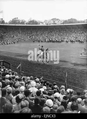 Hans Klas Wikne gesehen hier die Olympische Fackel bei der Eröffnungsfeier der Olympischen Equstrian Spiele 1956 in Stockholm. Zum ersten Mal fand die Wettkämpfe in beiden Ländern. Wie das equine Quarantäne Gesetz zu streng ermöglichen das Eindringen von fremden Pferden in Australien war, fand die Pferdesport-Veranstaltungen in Stockholm statt. 10. Juni 1956 Stockfoto