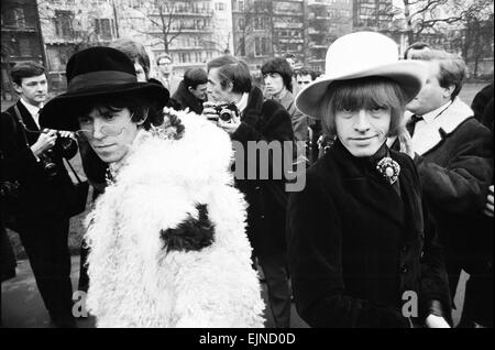 Die Rolling Stones im Green Park in London für eine Pressekonferenz vor der Abreise nach Amerika, wo sie sich befinden, an der Küste von Ed Sullivan erscheinen, im Bild-zu - Küste zeigen. Keith Richards und Brian Jones. 11. Januar 1967. Stockfoto