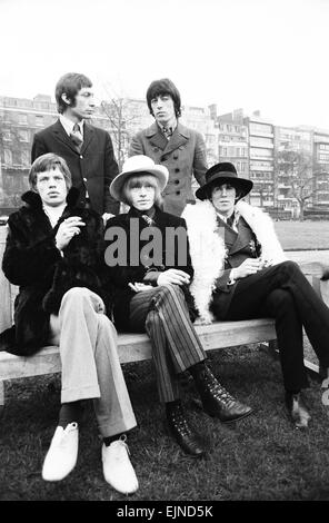 Die Rolling Stones im Green Park in London für eine Pressekonferenz vor der Abreise nach Amerika, wo sie sich befinden, an der Küste von Ed Sullivan erscheinen, im Bild-zu - Küste zeigen. Brian Jones, Bill Wyman, Keith Richards, Mick Jagger und Charlie Watts. 11. Januar 1967. Stockfoto