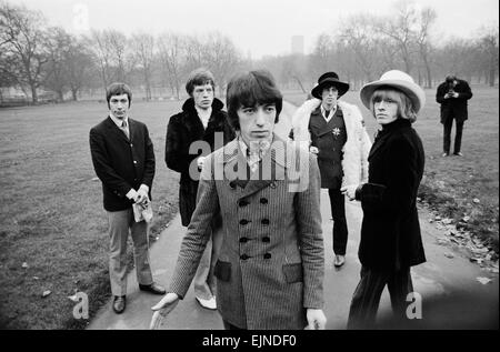 Die Rolling Stones im Green Park in London für eine Pressekonferenz vor der Abreise nach Amerika, wo sie sich befinden, an der Küste von Ed Sullivan erscheinen, im Bild-zu - Küste zeigen. Von rechts nach links: Brian Jones, Charlie Watts, Mick Jagger, Keith Richards und Bill Wyman. 11. Januar 1967. Stockfoto