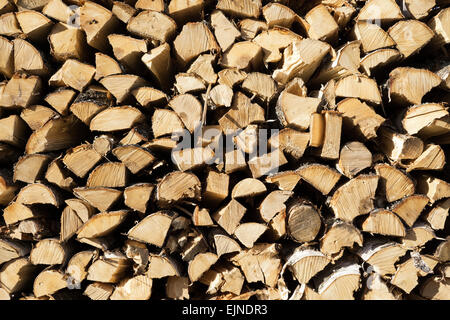 Gehackt und gestapelt Brennholz meldet sich hauptsächlich Birke Stockfoto