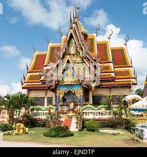 Eines der modernen und farbenfrohen Tempeln am Wat Plai Laem auf Koh Samui Stockfoto