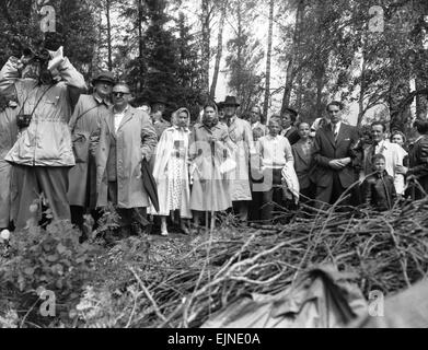 Die Königin (Mitte) mit Prinzessin Margaret gerade die Aktion in der Langlauf-Stufe der 1956 Olympische Reiterspiele dreitägige Veranstaltung im JŠrvafelt Nature Reserve, Schweden 11. Juni 1956 hier gesehen Stockfoto