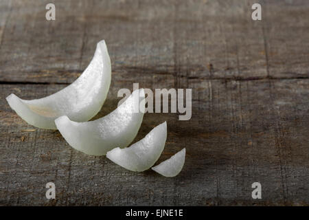 Weiße Zwiebelscheiben auf einem Holzbrett Stockfoto