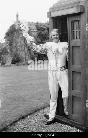 Schauspieler Peter Davison als der 5. Doctor Who gesehen hier bei Buckhurst House, Withyham, East Sussex, Dreharbeiten Teil der Geschichte mit dem Titel The Black Orchid. 8. Oktober 1981 Stockfoto