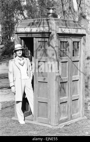 Schauspieler Peter Davison gesehen hier während seiner ersten Pressekonferenz als der 5. Doctor Who in Hammersmith Park an der Rückseite des BBC Television Centre in Westlondon. Der neue Arzt ist ein völlig anderes Bild von seinen Vorgängern. Der neue Look Doctor Who ist ein Cricket-Fan und wird entsprechend gekleidet. Sein Wissen und seine Liebe Cricket hilft ihm manchmal aus engen Kurven. 15. April 1981 Stockfoto