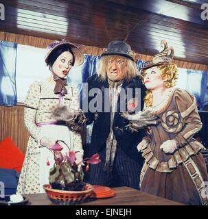 Von links nach rechts Una Stubbs als Tante Sally, Jon Pertwee als Worzel und Barbara Windsor als frech Nancy gesehen hier eine Szene für die Southern Television Childrens Serie Worzel Gummidge schießen. 21. Oktober 1980 *** lokalen Caption *** gescannt von Transen statt an der Coventry-Telegraphwatscan - 13.08.2010 Stockfoto