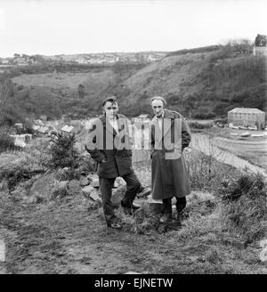 Die Standorte für den Film "Under Milk Wood", zeigen die walisischen Dorf Llaregub, So es in das Dorf Bugerall, Richard Burton betrachtet die Szene. Fishguard ist der Ort für diese fiktive walisischen Dorf. Richard Burton spricht mit dem Schauspieler Ryan Davies in den Standort-Szenen. Februar 1971 Stockfoto