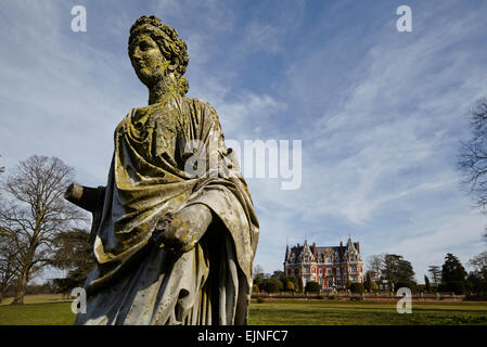 Chateau Impney - Flechten bedeckt Statue auf dem Hotelgelände. Stockfoto