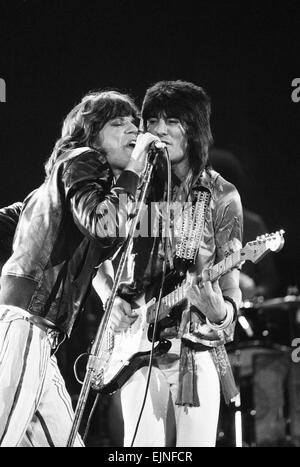 Die Rolling Stones Konzert in Hemisfair Plaza Arena & Convention Center, San Antonio, Texas. Mick Jagger und Ronnie Wood auf der Bühne. 4. Juni 1975. Stockfoto