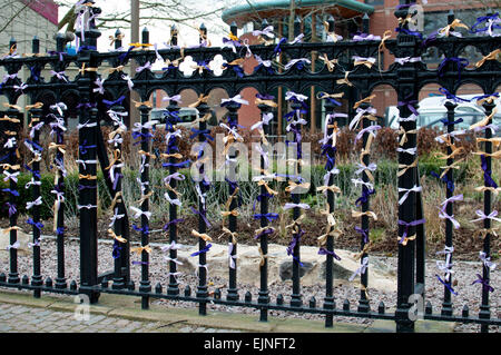 Gebet-Bänder am Zaun vor Leicester Kathedrale Wochentags Richard III Umbettung, Leicestershire, UK Stockfoto