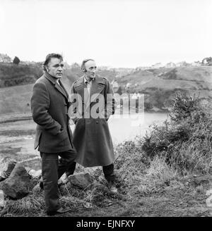 Die Standorte für den Film "Under Milk Wood", zeigen die walisischen Dorf Llaregub, So es in das Dorf Bugerall, Richard Burton betrachtet die Szene. Fishguard ist der Ort für diese fiktive walisischen Dorf. Richard Burton spricht mit dem Schauspieler Ryan Davies in den Standort-Szenen. Februar 1971 Stockfoto