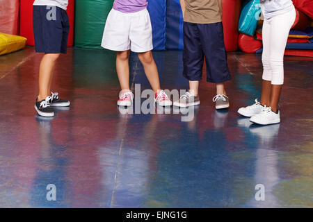 Viele Beine mit Schuhen von verschiedenen Kindern in ein Fitness-Studio Stockfoto