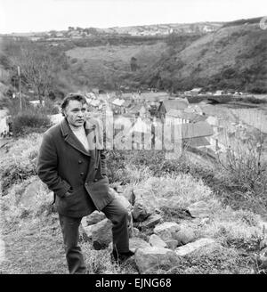 Die Standorte für den Film "Under Milk Wood", zeigen die walisischen Dorf Llaregub, So es in das Dorf Bugerall, Richard Burton betrachtet die Szene. Fishguard ist der Ort für diese fiktive walisischen Dorf. Allgemeine Szene auf dem Hügel mit Blick auf das Dorf Llaregub (Fishguard), an der Druib Stone Circle, der eigentliche Ort von Dylan Thomas in seinem Stück bezeichnet und als ein Ort in dem Film verwendet. Februar 1971 Stockfoto