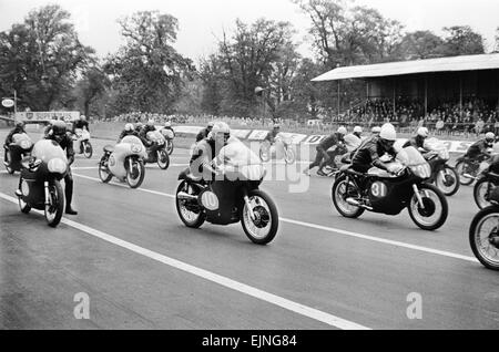 Motor Cycle Racing am Oulton Park. Fahrräder bereit zu Beginn des Rennens. 7. Juli 1963. Stockfoto