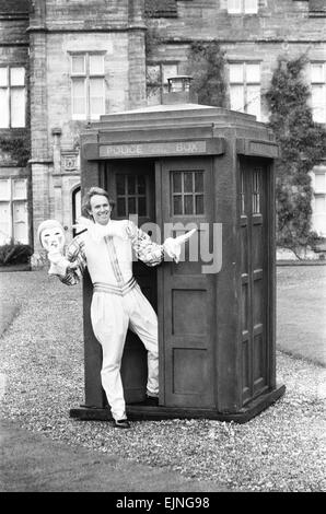 Schauspieler Peter Davison als der 5. Doctor Who gesehen hier bei Buckhurst House, Withyham, East Sussex, Dreharbeiten Teil der Geschichte mit dem Titel The Black Orchid. 8. Oktober 1981 Stockfoto